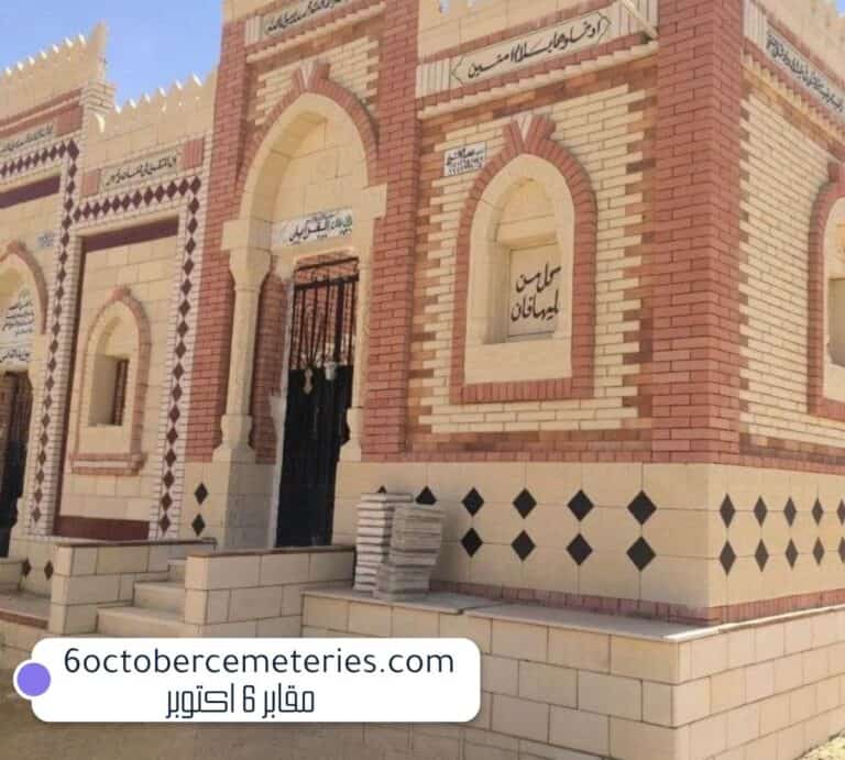 مدخل مقبرة تقليدي بواجهة حجرية صفراء طريق الواحات