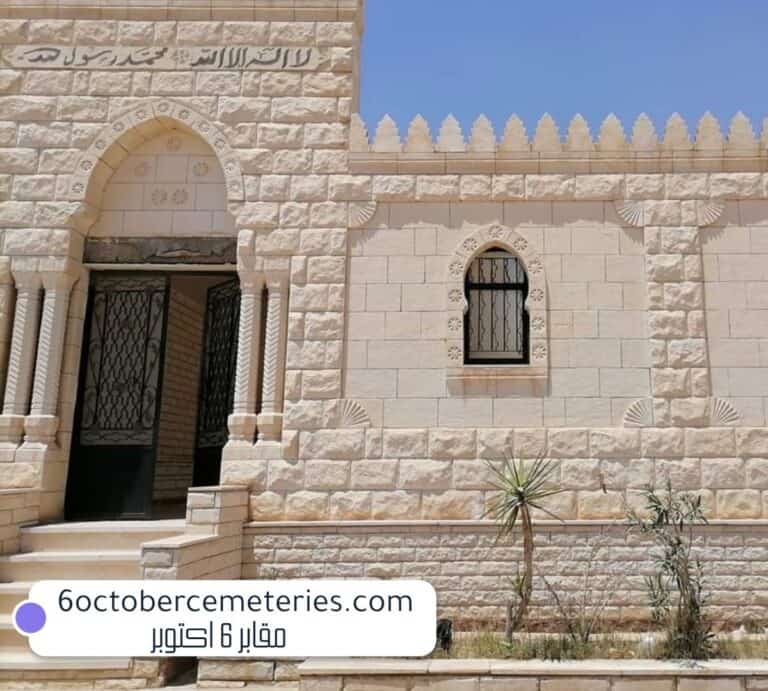 واجهة مدفن حجرية بيضاء بنوافذ مقوسة كلاسيكية